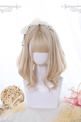 Gelbe, leicht gelockte, süße Lolita-Perücken mit kurzen Haaren